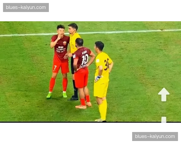 比赛因主裁判疑似受伤，第四官员临时替补执法